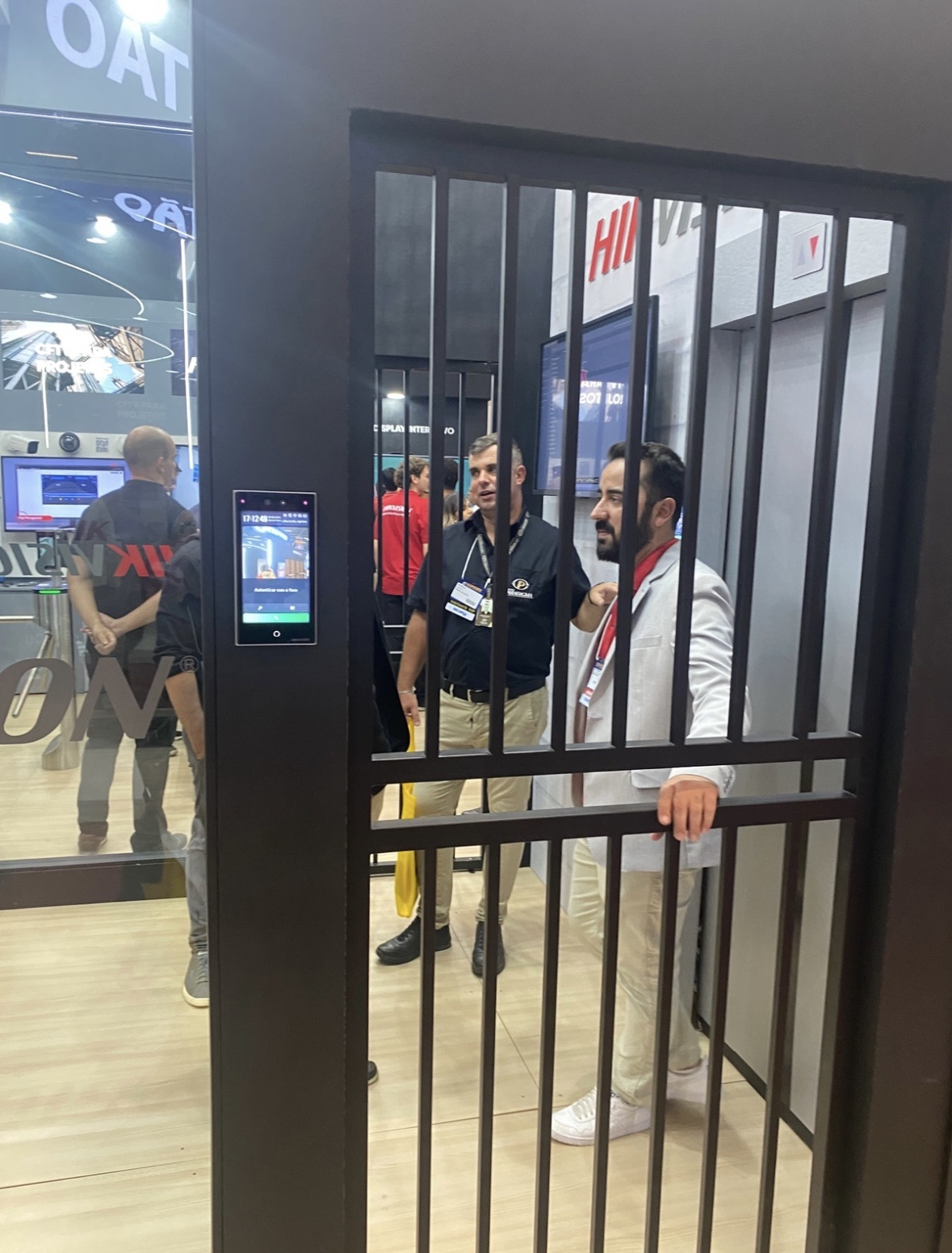 Portão de Segurança com Painel de Controle - Imagem 1